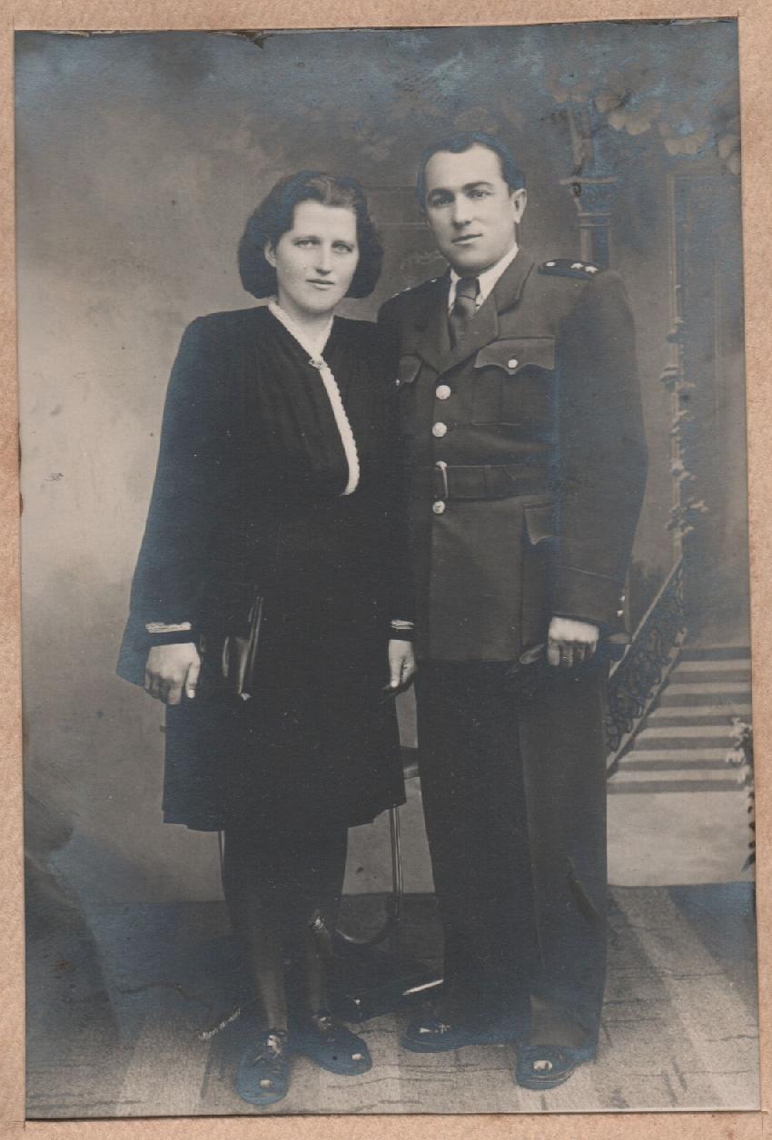 Pozerám, čo to mal starký za hodnosť, to vyzerá ako tie 2 väčšie generálske hviezdy, za socíku bola hodnosť generál poručík, vedľa manželka Helenka, mamina mojej mamy: