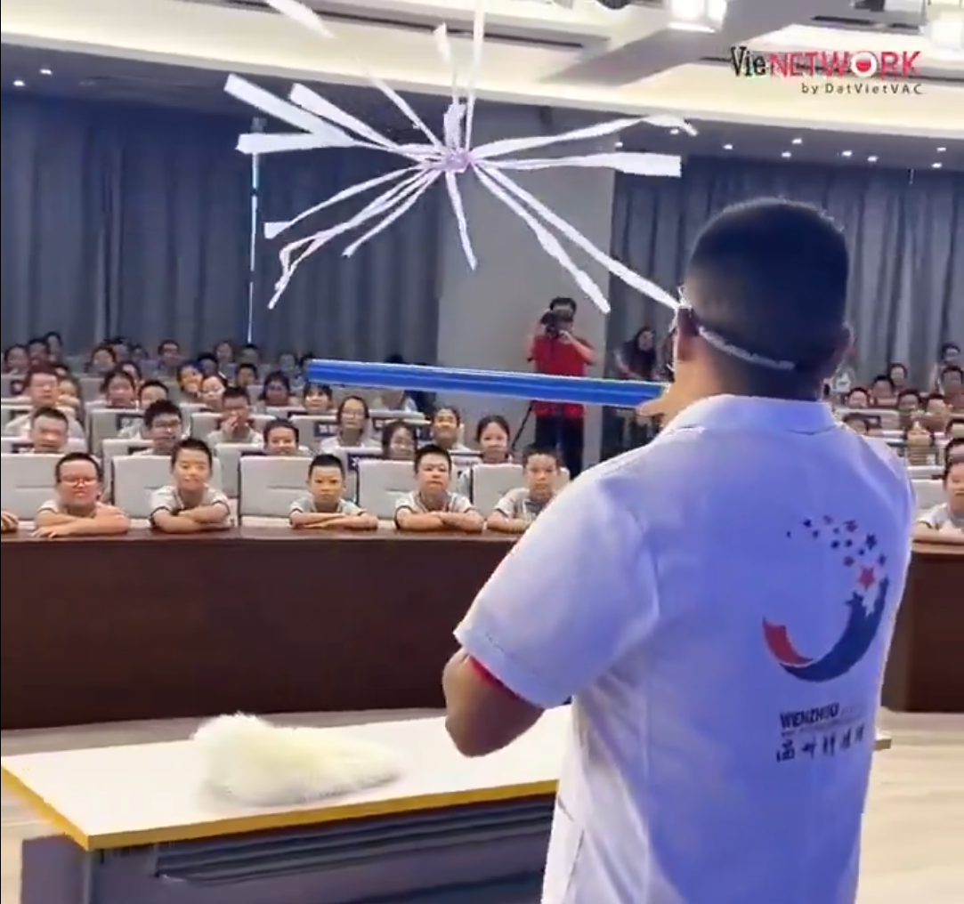 Čo sa stane, ak potrieme Jelenicu plsťou a nabijeme hviezdicové prúžky papiera rovnakým nábojom?