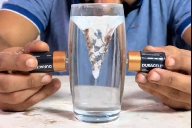 Komentár: Tak už viete, prečo sú na Liptovskej Mare víry a zabili sa tam ľudia? Je tam elektráreň. Nakreslím: Platí vektorový súčin vektorov a pravidlo pravej ruky