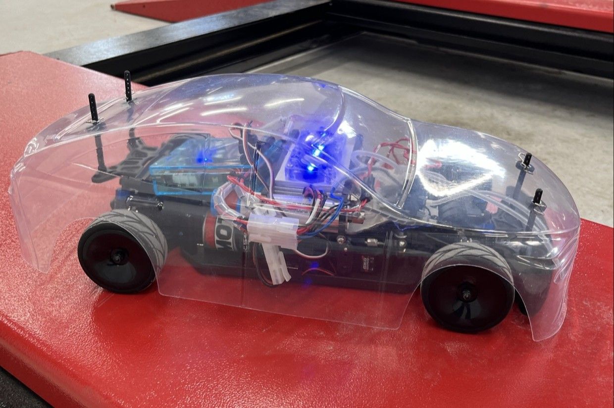 Príbeh: Dnes vyvíjame jammer alebo breaker pre vodíkové auto na STU, aby sa posádka nezabila traskavou zmesou. Ako ho neutralizovať na vodu a soľ, aby nevybuchol? Navrhujem toto: