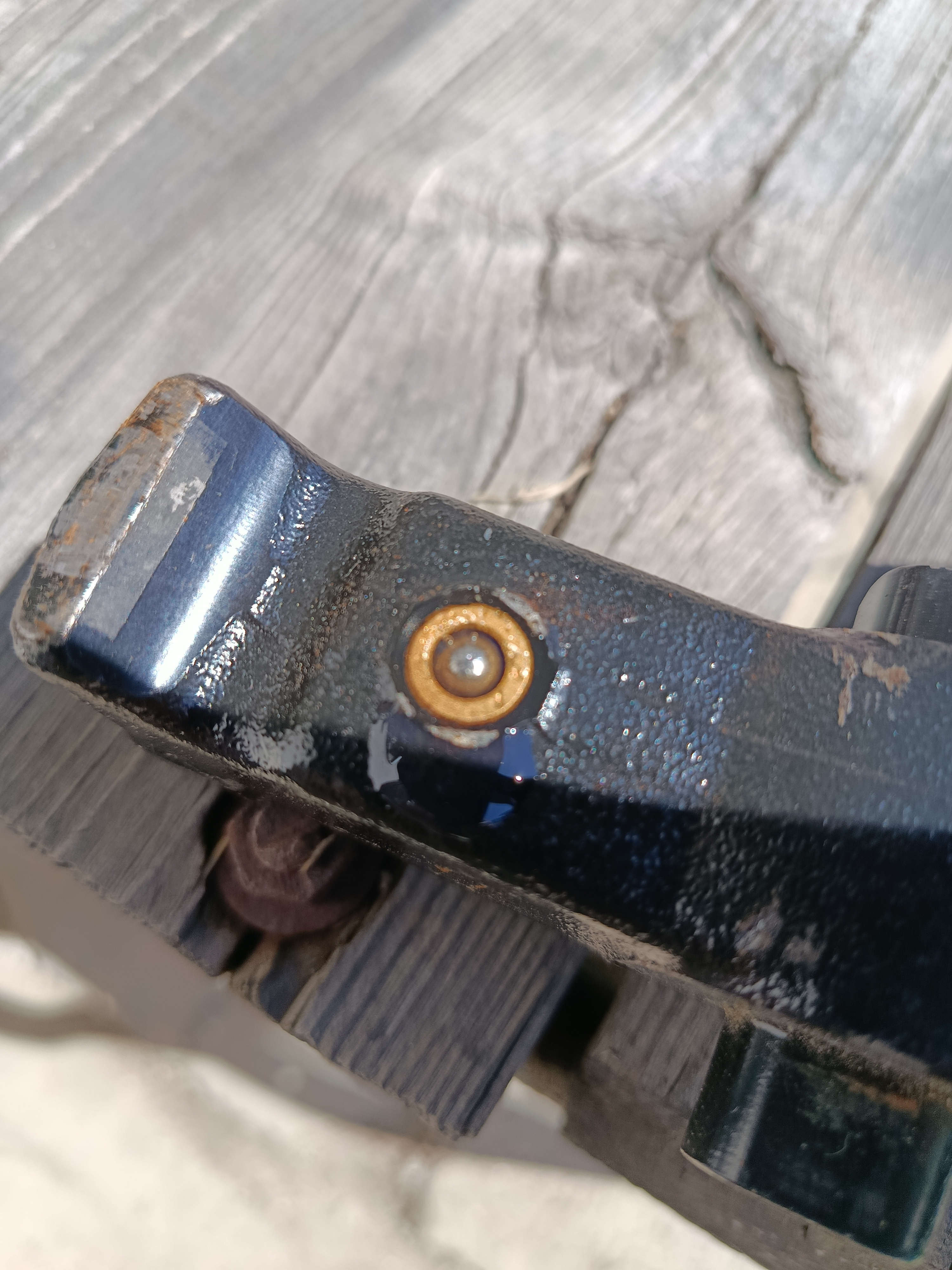 Zasekla sa mi guľa na auto po zime a nejdem ju založiť, logá. Tak som ju poolejoval a nahrial kúsok. Ale zboku chýba okienko na pohnutie pružiny šrobovákom :/