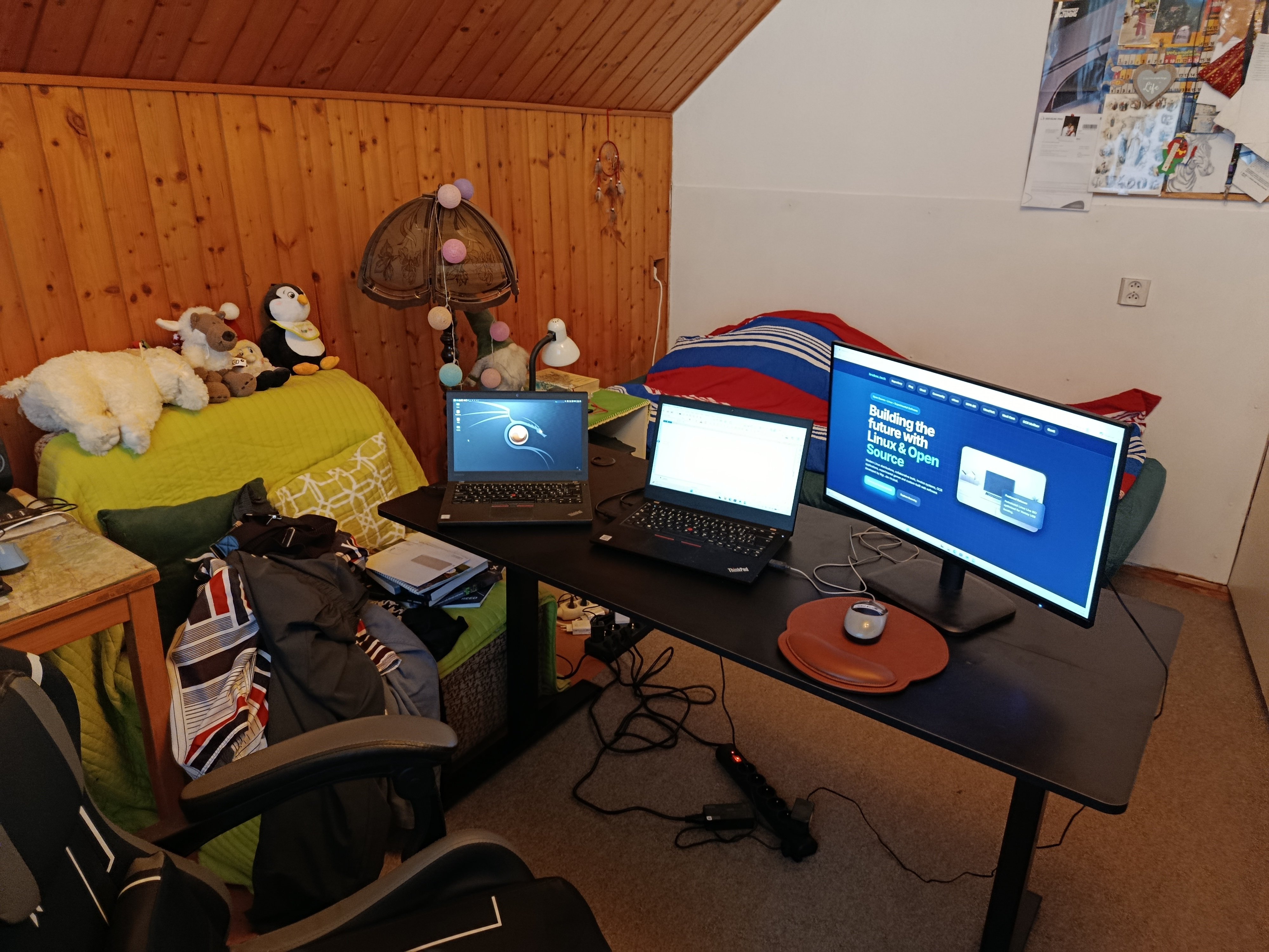 Riadiace centrum nášho servera hrubos.tech dnes vypadá takto: Sen každého ajťáka ;)